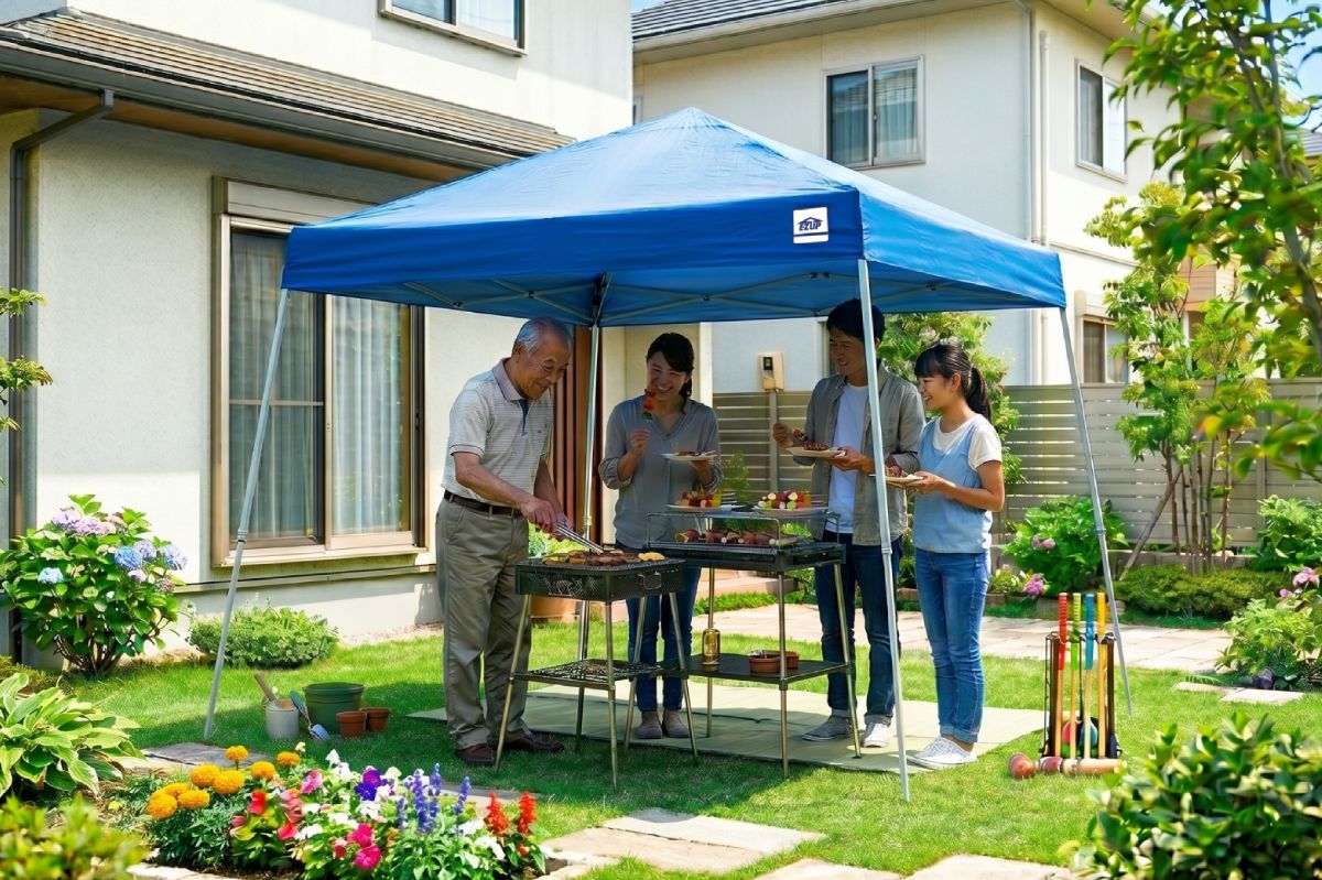 お庭にワンタッチテントを設営して家族で快適に自宅BBQを楽しんでいる様子