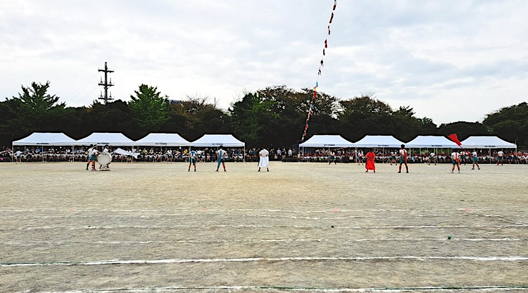 イージーアップテントを運動場に複数並べた様子