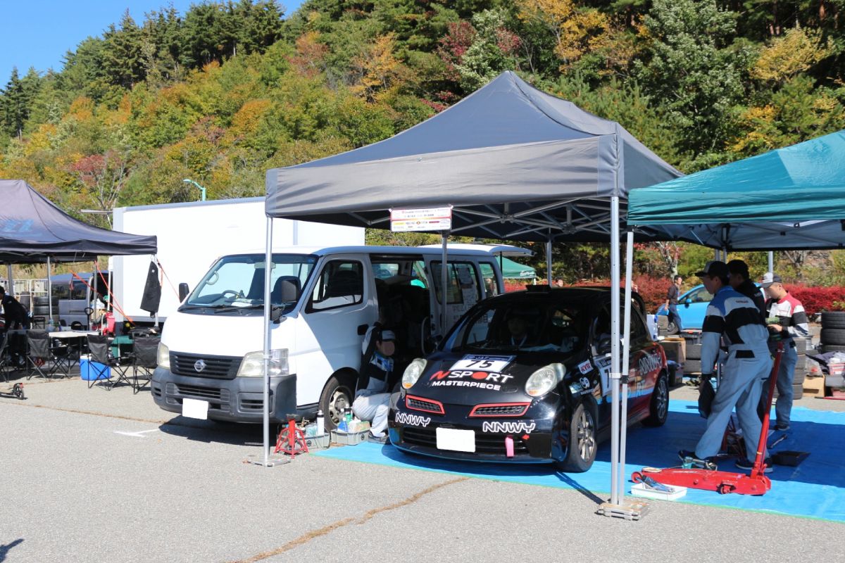 イージーアップテントエンデバー（3×6m）のテント内に車を停めて整備中