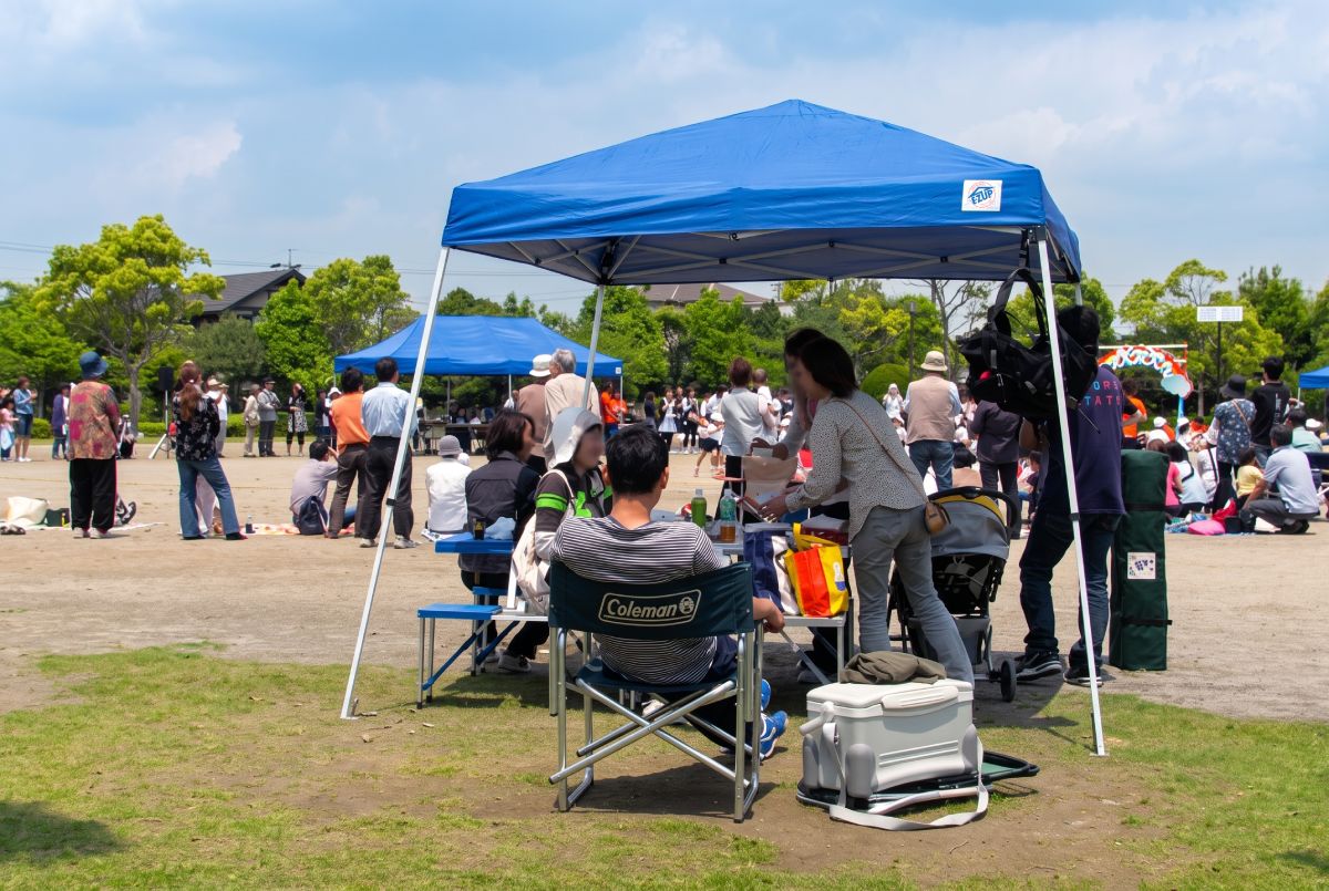 イージーアップテントを畳んだ状態から広げて簡単に設置する手順