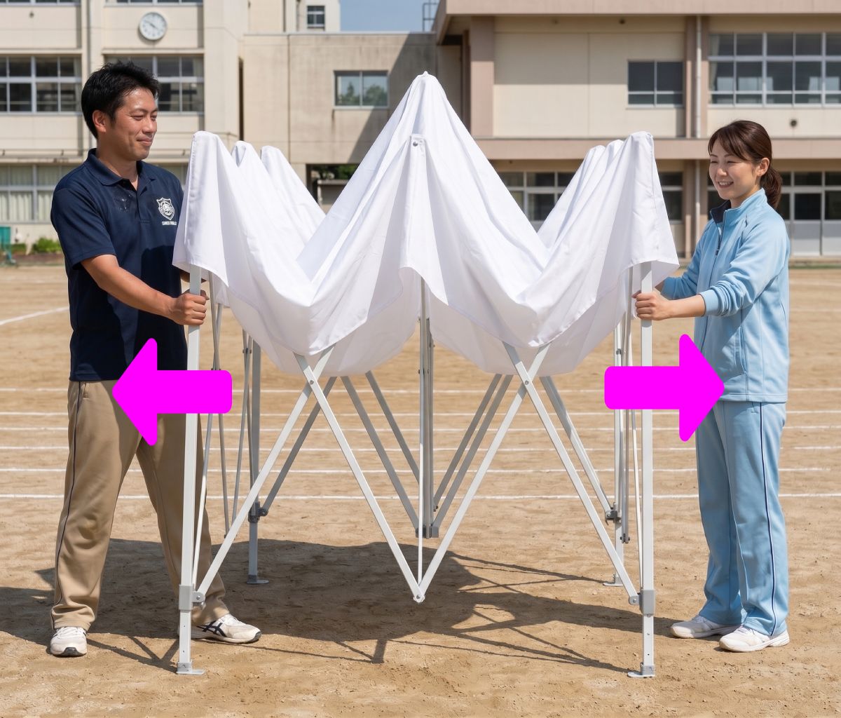 2人で対角線上に引っ張るだけで簡単に広げられるワンタッチテントの設営風景