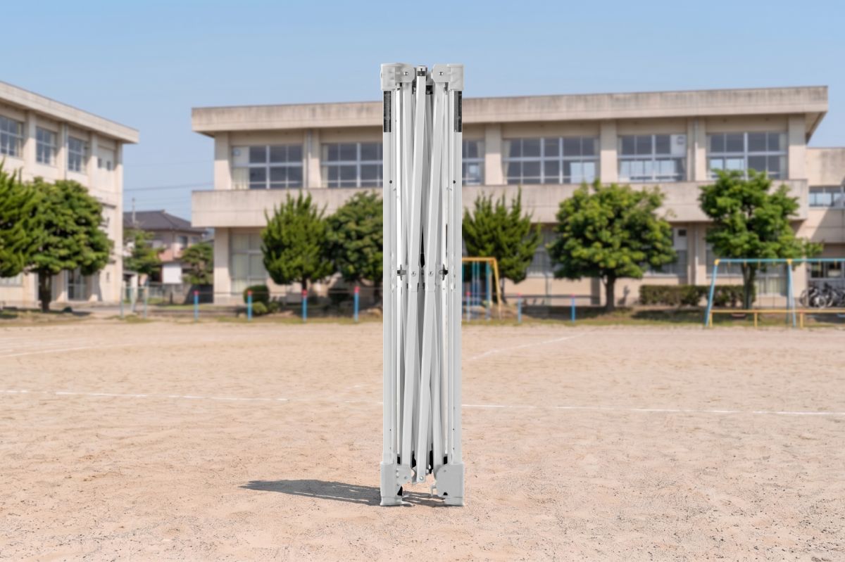 省スペースに折りたたんでいるワンタッチテント