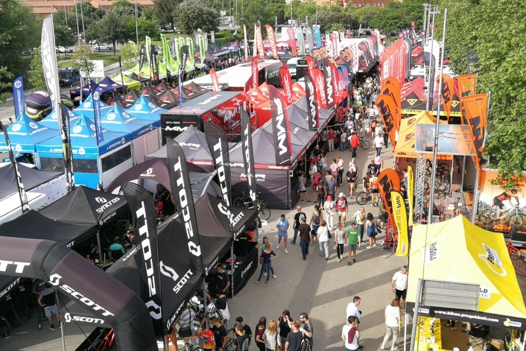 イージーアップブログ | 屋外イベントでワンタッチテントを利用するメリット