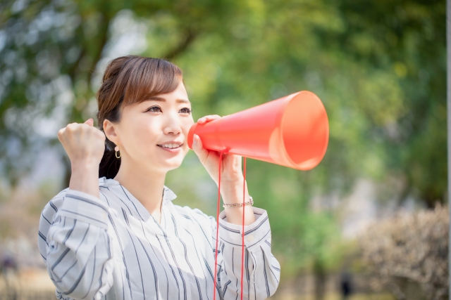 運動会で応援する女性